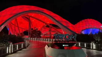 Montanha-russa do TRON terá nova cor e trilha sonora do Nine Inch Nails