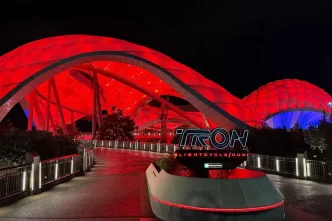 Montanha-russa do TRON terá nova cor e trilha sonora do Nine Inch Nails